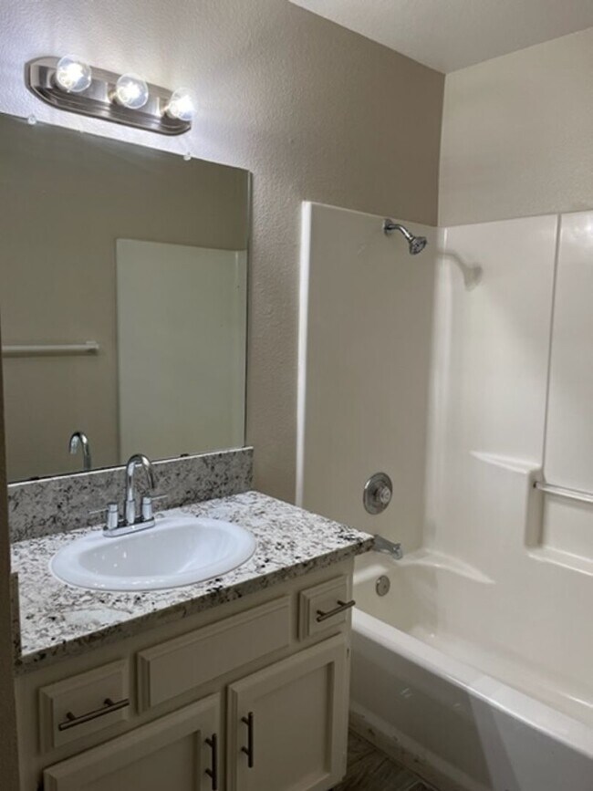 Building Photo - PR-817