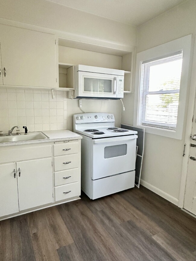 Building Photo - "Charming 1-Bedroom Haven in Cheyenne's He...