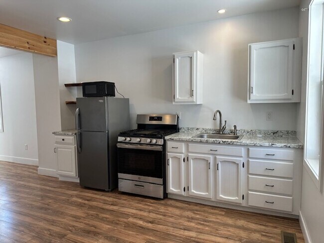 Building Photo - 642 N 3rd Ave