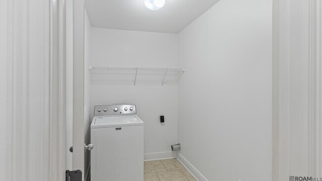 Building Photo - 12237 Spring Valley Dr