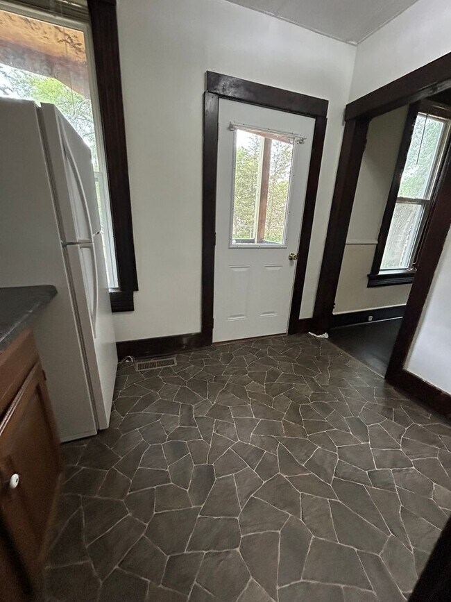 Building Photo - One Bedroom Apartment on La Crosse Northside