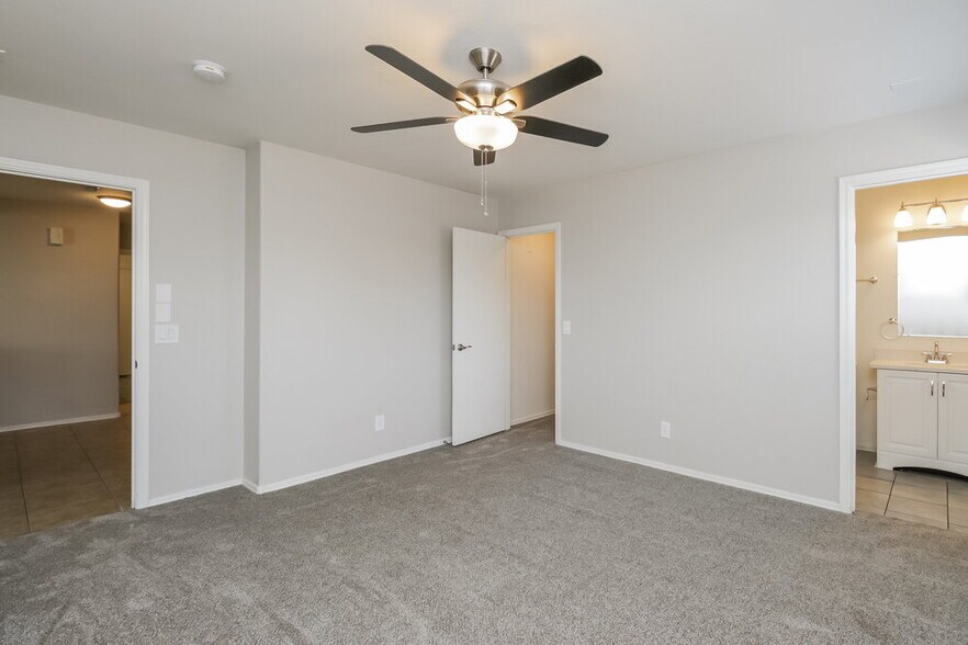 Building Photo - 11517 W Charter Oak Rd