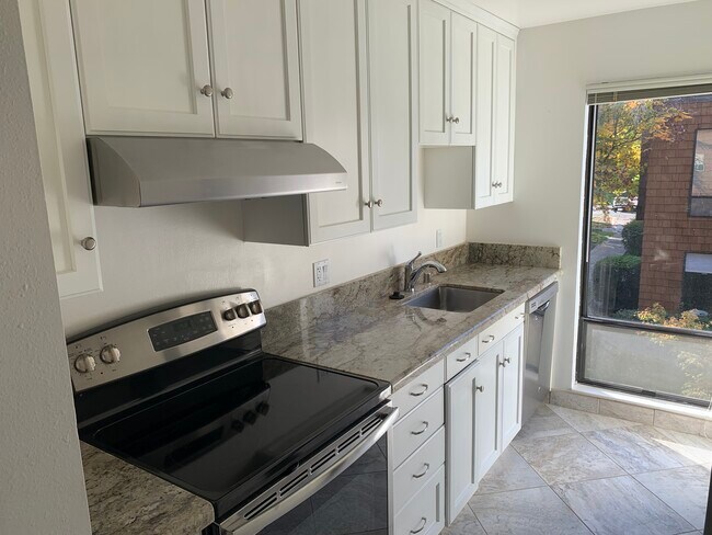 Building Photo - 796 Woodside Ln E