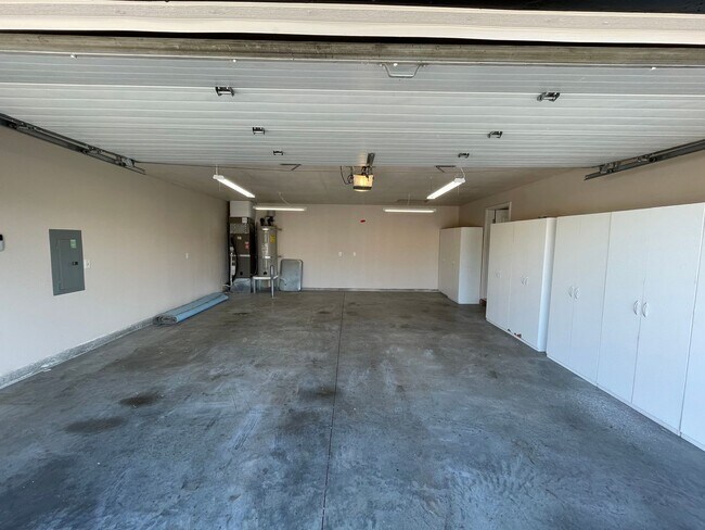 Building Photo - 609 S Harborview St