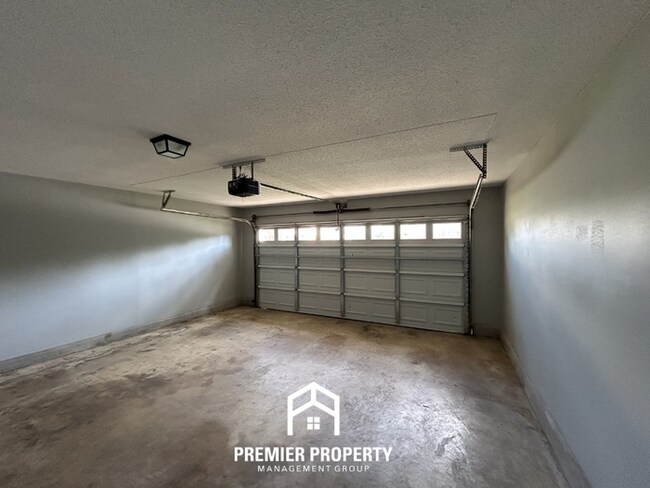 Building Photo - Massive 5BR/3BA Estate in 38125 | 2,700+ SQ FT, Vaulted Ceilings & Tile Floors