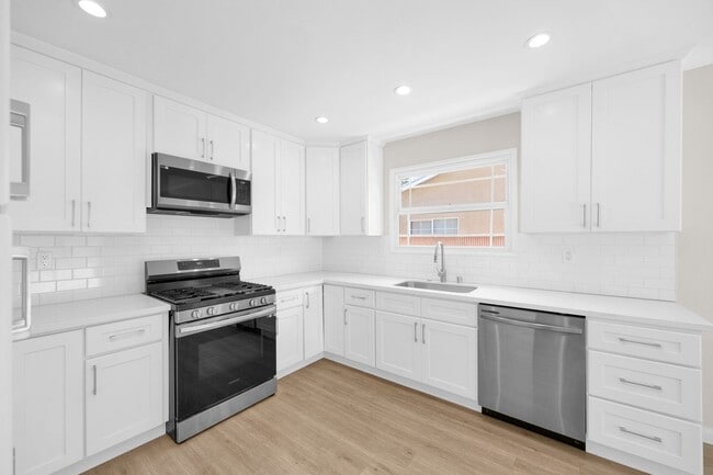 Building Photo - 3 Bedroom and 2 Bathroom Home – Close to C...