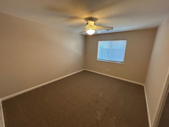 Building Photo - Beautiful 4 Bedroom, 2.5 Bath Deer Valley ...