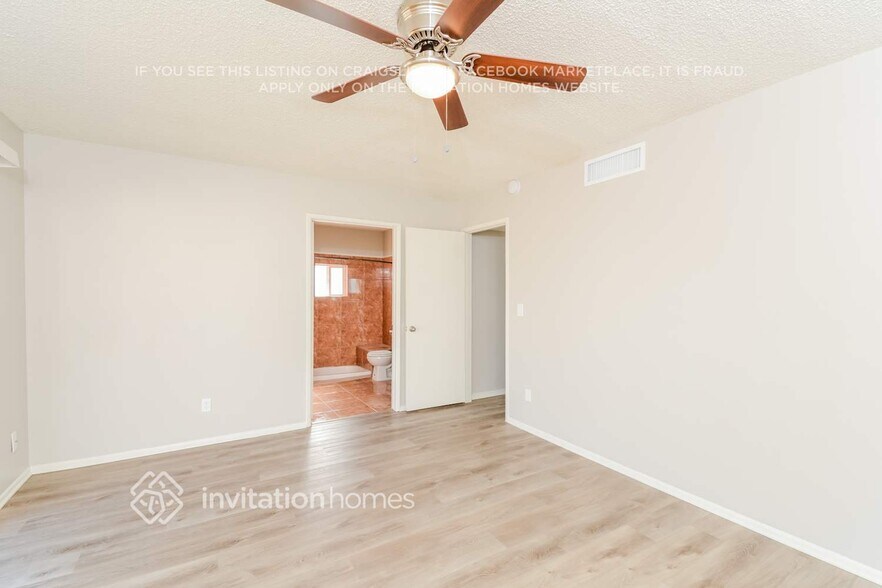 Building Photo - 11102 W Glenrosa Ave