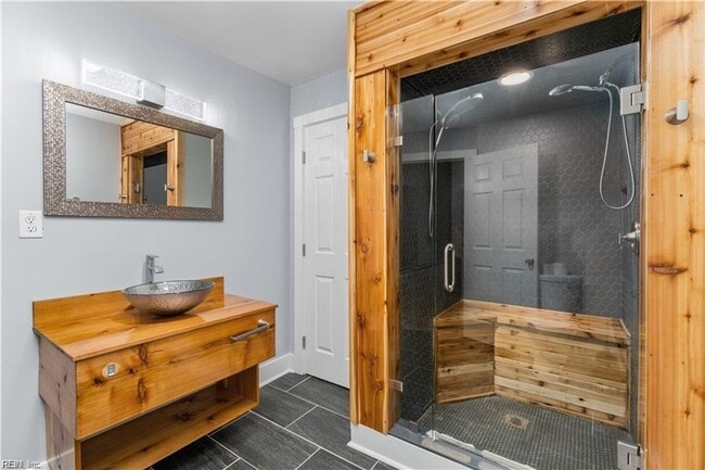 Building Photo - One-of-a-Kind 6-Bedroom Property