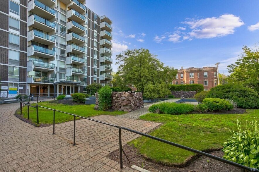 Building Photo - 60 Babcock St