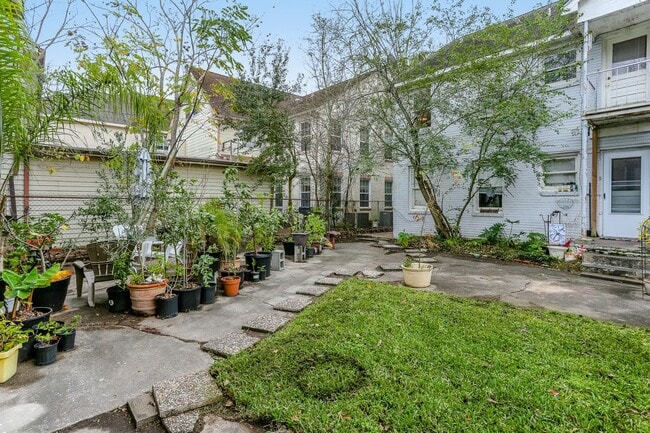 Building Photo - 1740 Banks St