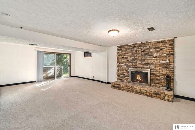 Building Photo - 7208 Pine Dr