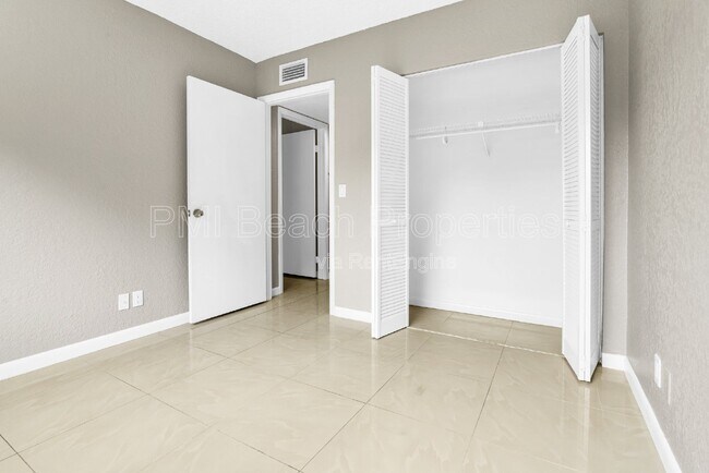 Building Photo - 700 Nottingham Cir