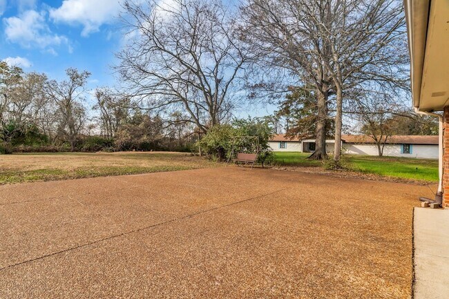 Building Photo - 341 Hickory Dr