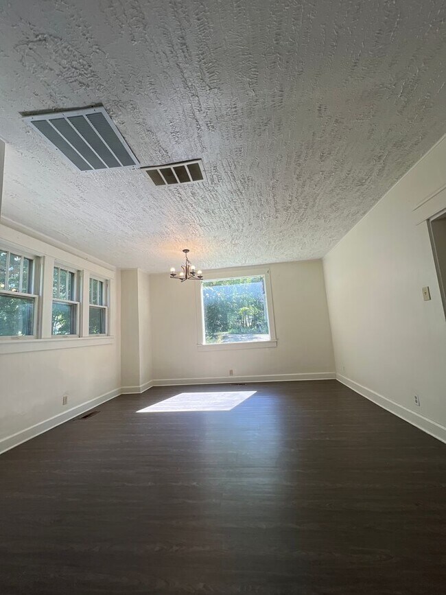Building Photo - 523 S Park Ave