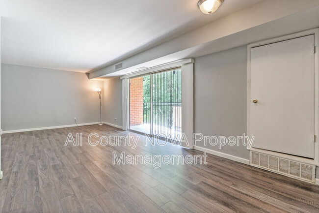 Building Photo - 2303 Olson St