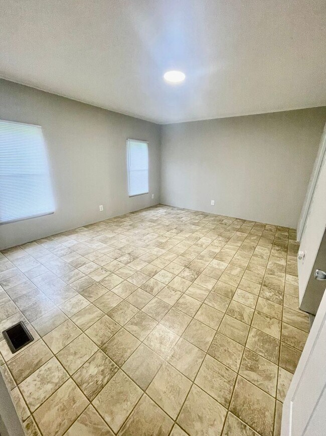 Building Photo - Discover this 4-bedroom, 2-bath home in Claremont, NC