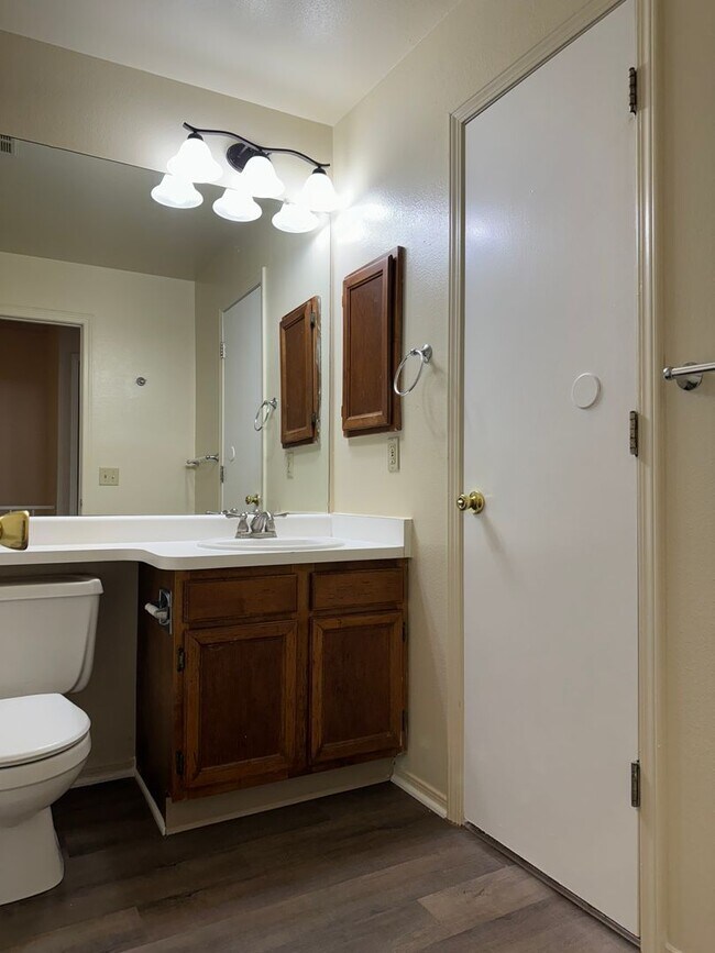 Building Photo - ADORABLE TOWNHOME