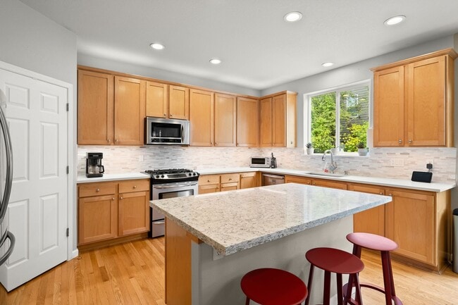 Building Photo - Beautifully Maintained 5 Bedroom Home In H...
