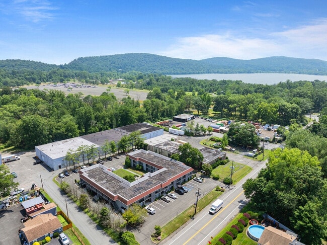 Building Photo - 30 US-9W