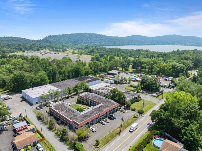 Building Photo - 30 U.S. 9W-SI ID1466753P