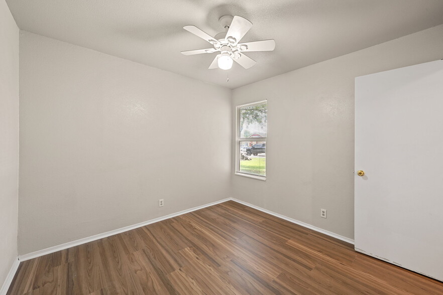 Building Photo - 703 Country Aire Dr