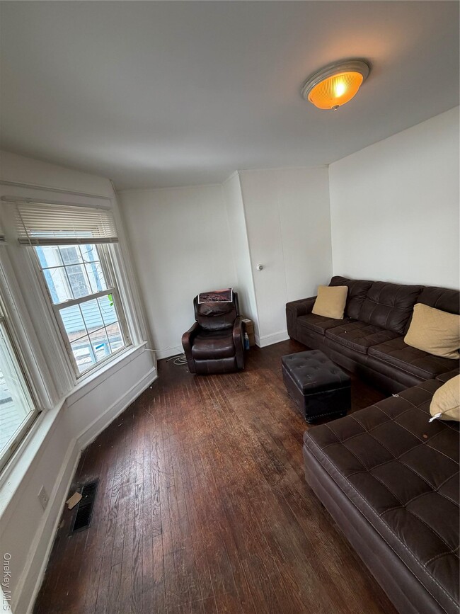 Building Photo - 373 Church St