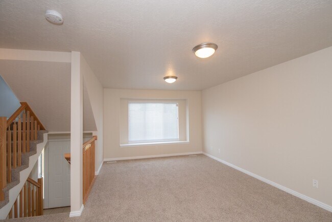 Building Photo - Beautiful Townhome in Great Location!