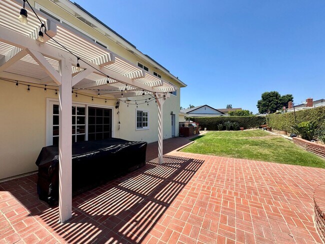 Building Photo - Beautiful 5B/2.5BA Home With Office Locate...