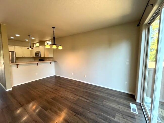 Building Photo - $500 Off first full month!!  3 Bedroom 2.5...