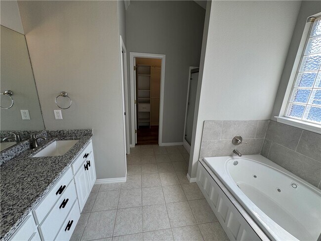 Building Photo - 314 Center Dr