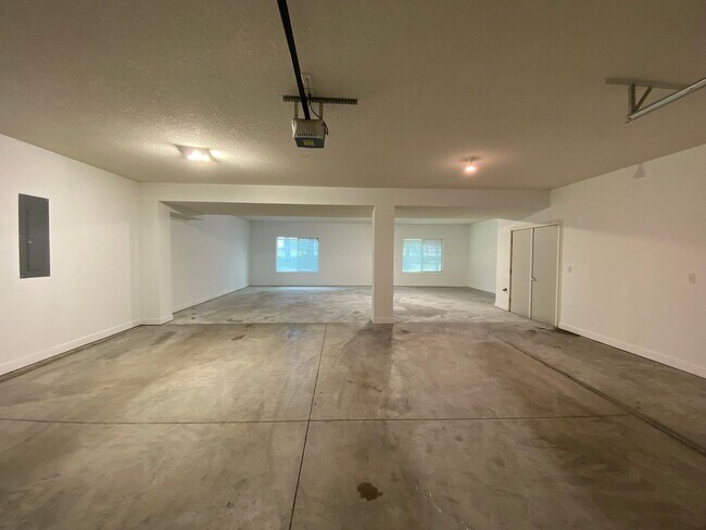 Building Photo - Beautiful single family home With 6 Car Attached Garage!