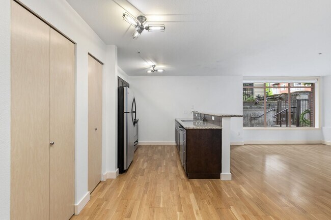 Building Photo - 1bd/1ba Seattle Condo