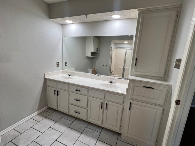 Building Photo - 505 Rustic Pl