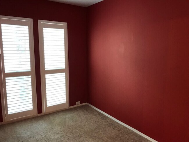 Building Photo - Updated 2 bedroom condo-downtown Walnut Cr...