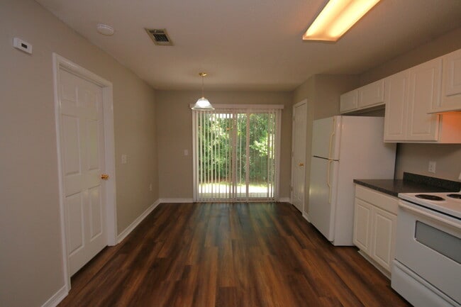 Building Photo - 3BR/2BA Southwest Pensacola Home with 1-Car Garage, Garden Tub Primary Suite & Convenient Access ...