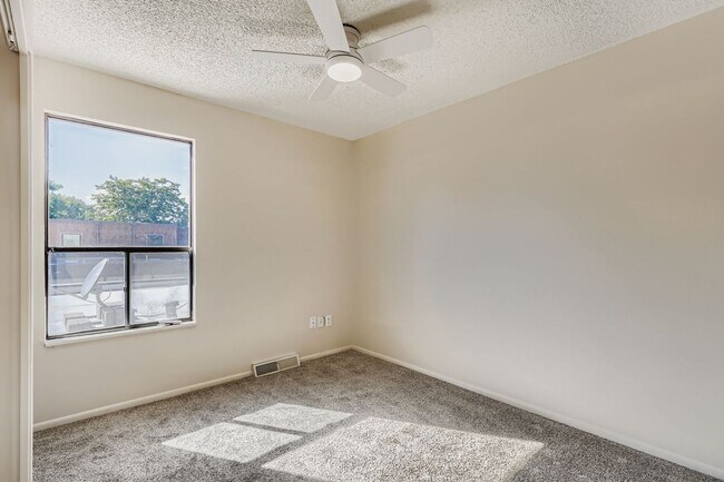 Building Photo - Fantastic Location Near Kendrick Lake Park!