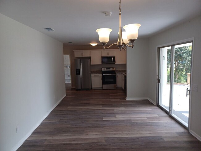 Building Photo - Beautiful 2 BR 1 BA Lakefront View Rental ...