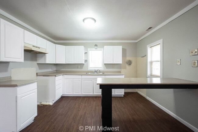 Building Photo - "Cozy 1-Bedroom Haven in Greenfield with E...