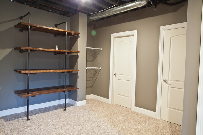Building Photo - 2213 Maple Hill