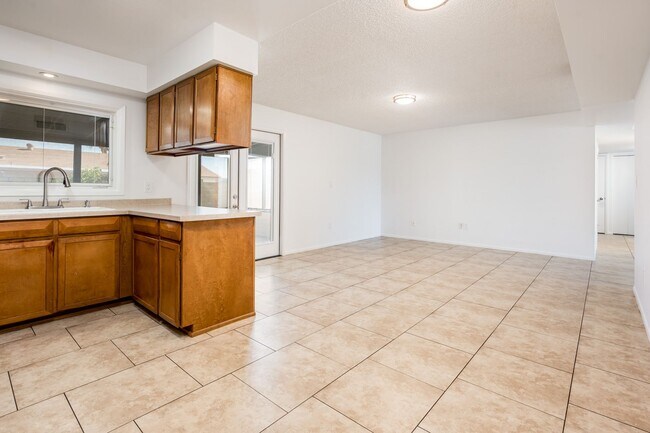 Building Photo - 3/2 sfh 2 car garage, huge yard 35th Ave &...