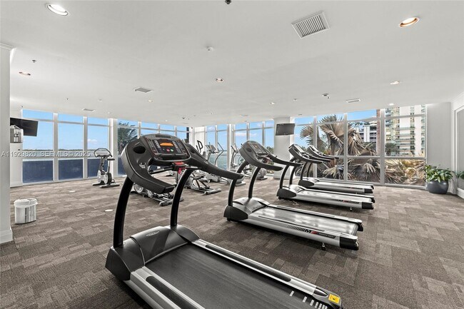 Building Photo - 1155 Brickell Bay Dr