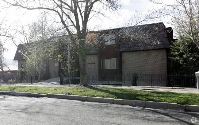Building Photo - Royal Oaks