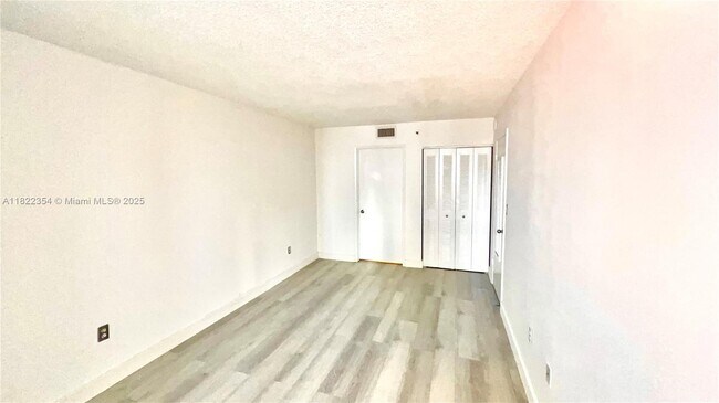 Building Photo - 850 N Miami Ave
