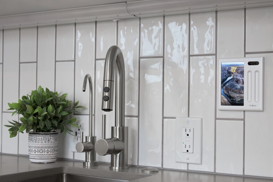 Building Photo - 2929 S La Brea Ave