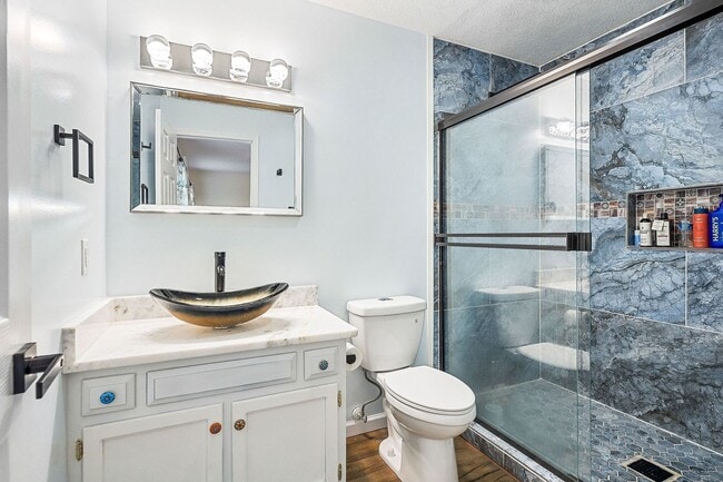 Building Photo - Spacious rental in desirable neighborhood ...