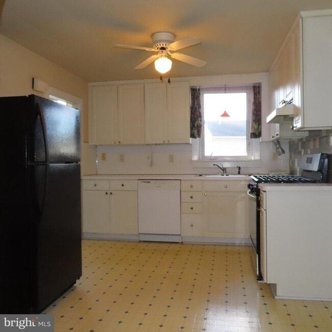 Building Photo - 304 S Coldbrook Ave