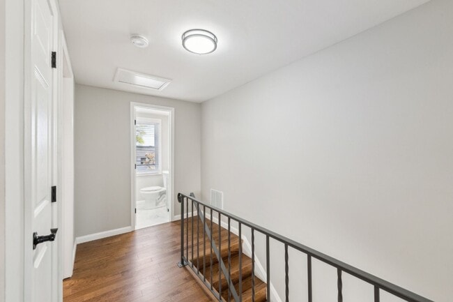 Building Photo - Charming 3 Bed 2.5 Bath Interior Townhome ...