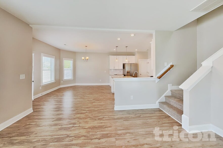 Building Photo - 834 Lakemont Dr