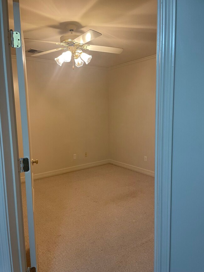 Building Photo - 617 N State St